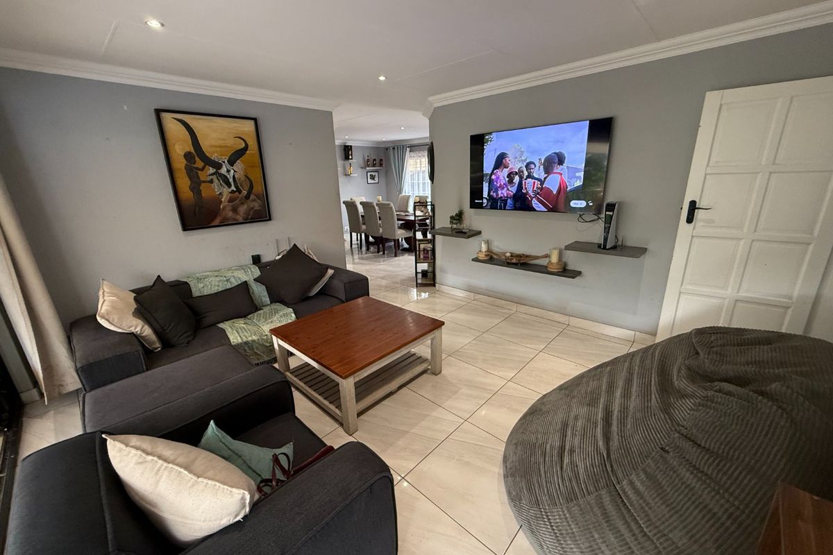 Newly renovated Tech-Savvy home! - Photo 4