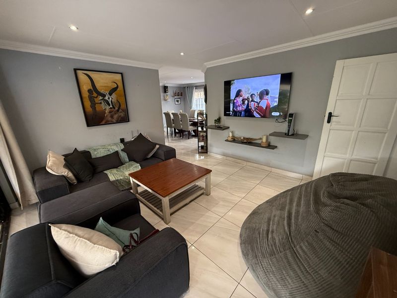 Newly renovated Tech-Savvy home! - Photo 4