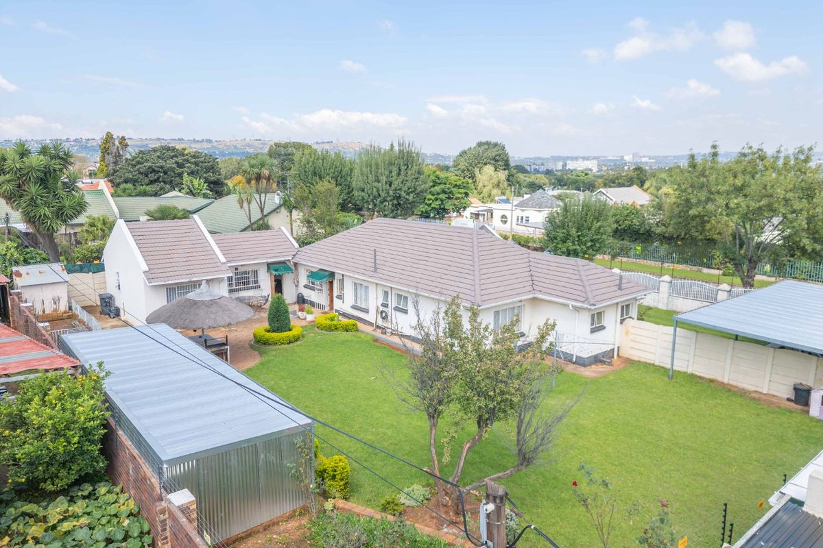 Charming 3-Bedroom Family Home with a Private Flatlet in the Heart of Edenvale - Photo 4