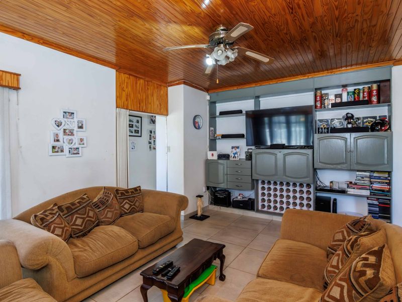 Charming 3-Bedroom Family Home with a Private Flatlet in the Heart of Edenvale - Photo 10