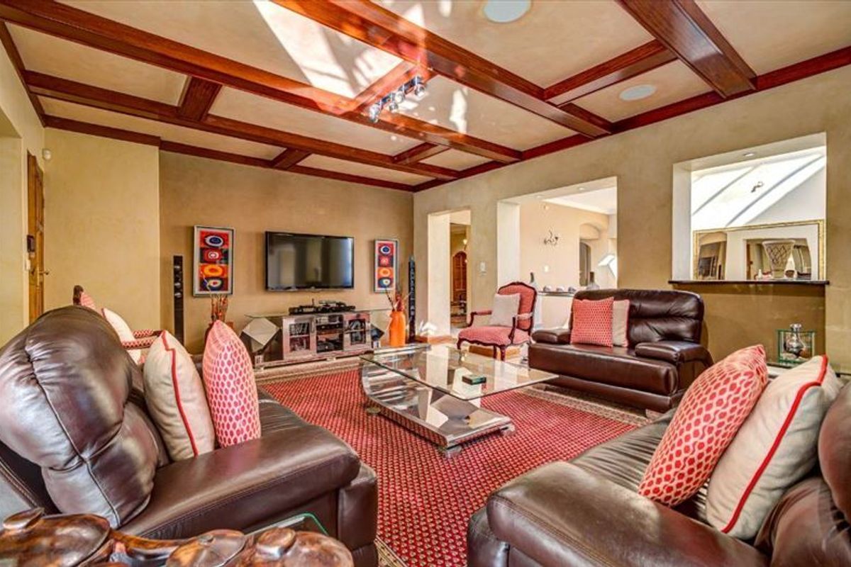 Elegant 4-Bedroom Home with 4 En-Suites, Study & Pool - Photo 2