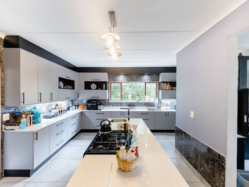 Beautiful Family Residence Recently Renovated - Set In The Picturesque Village Of Southbroom. - Photo 4