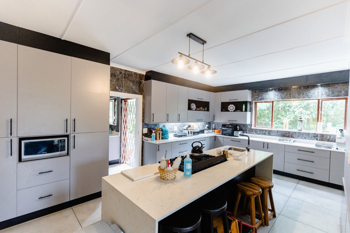 Beautiful Family Residence Recently Renovated - Set In The Picturesque Village Of Southbroom. - Photo 5