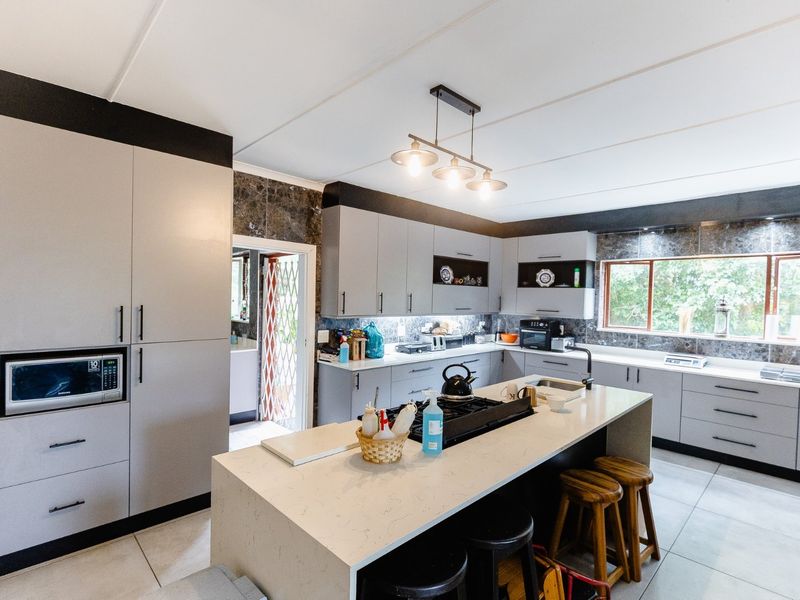 Beautiful Family Residence Recently Renovated - Set In The Picturesque Village Of Southbroom. - Photo 5