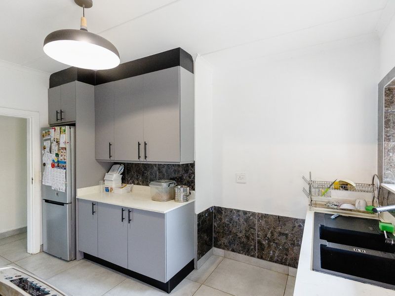 Beautiful Family Residence Recently Renovated - Set In The Picturesque Village Of Southbroom. - Photo 10