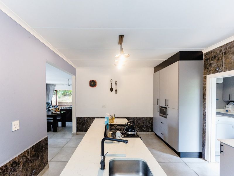 Beautiful Family Residence Recently Renovated - Set In The Picturesque Village Of Southbroom. - Photo 8