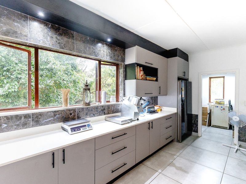 Beautiful Family Residence Recently Renovated - Set In The Picturesque Village Of Southbroom. - Photo 9