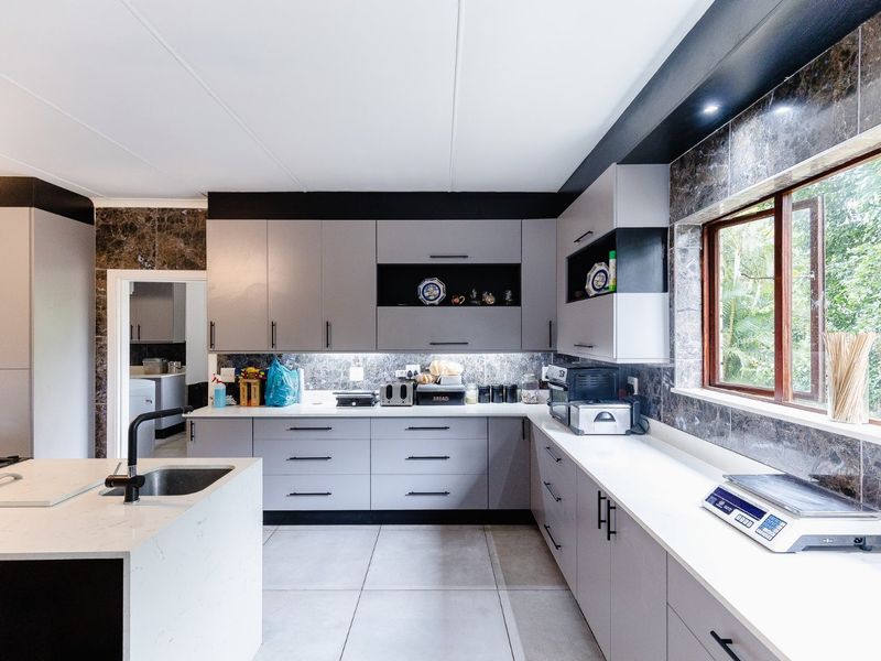 Beautiful Family Residence Recently Renovated - Set In The Picturesque Village Of Southbroom. - Photo 7