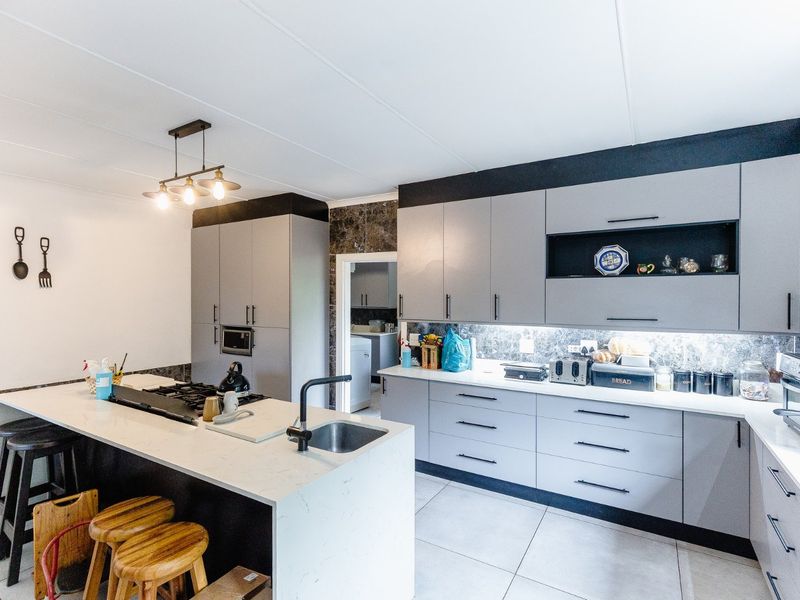 Beautiful Family Residence Recently Renovated - Set In The Picturesque Village Of Southbroom. - Photo 6