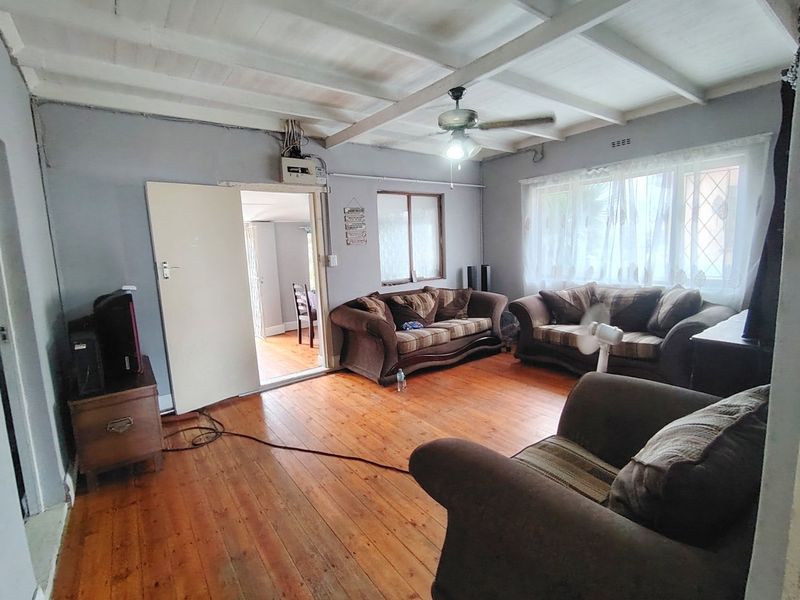 Three properties for the price of one. - Photo 9