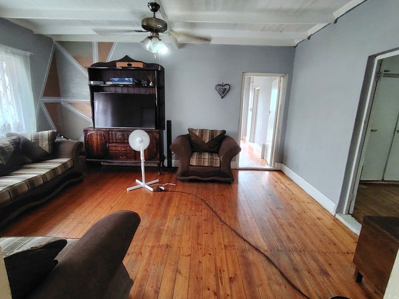 Three properties for the price of one. - Photo 10