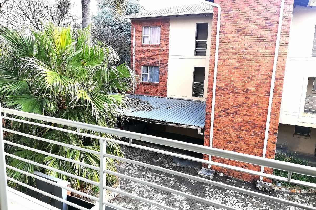 Immaculate 2 Bedroom 1 Bathroom Apartment For Sale in Blackheath - Photo 2