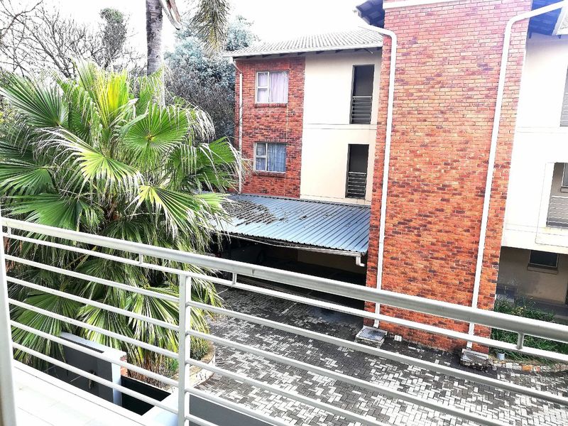 Immaculate 2 Bedroom 1 Bathroom Apartment For Sale in Blackheath - Photo 2