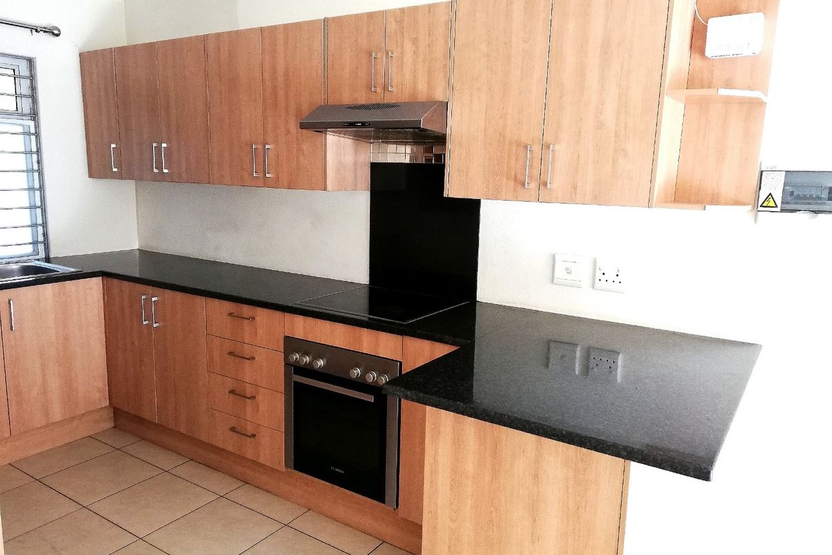 Immaculate and Spacious 2 Bedroom 1 Bathroom Apartment For Sale in Blackheath - Photo 3