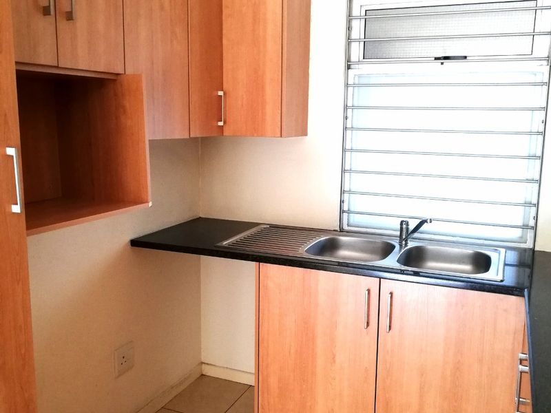 Immaculate and Spacious 2 Bedroom 1 Bathroom Apartment For Sale in Blackheath - Photo 6
