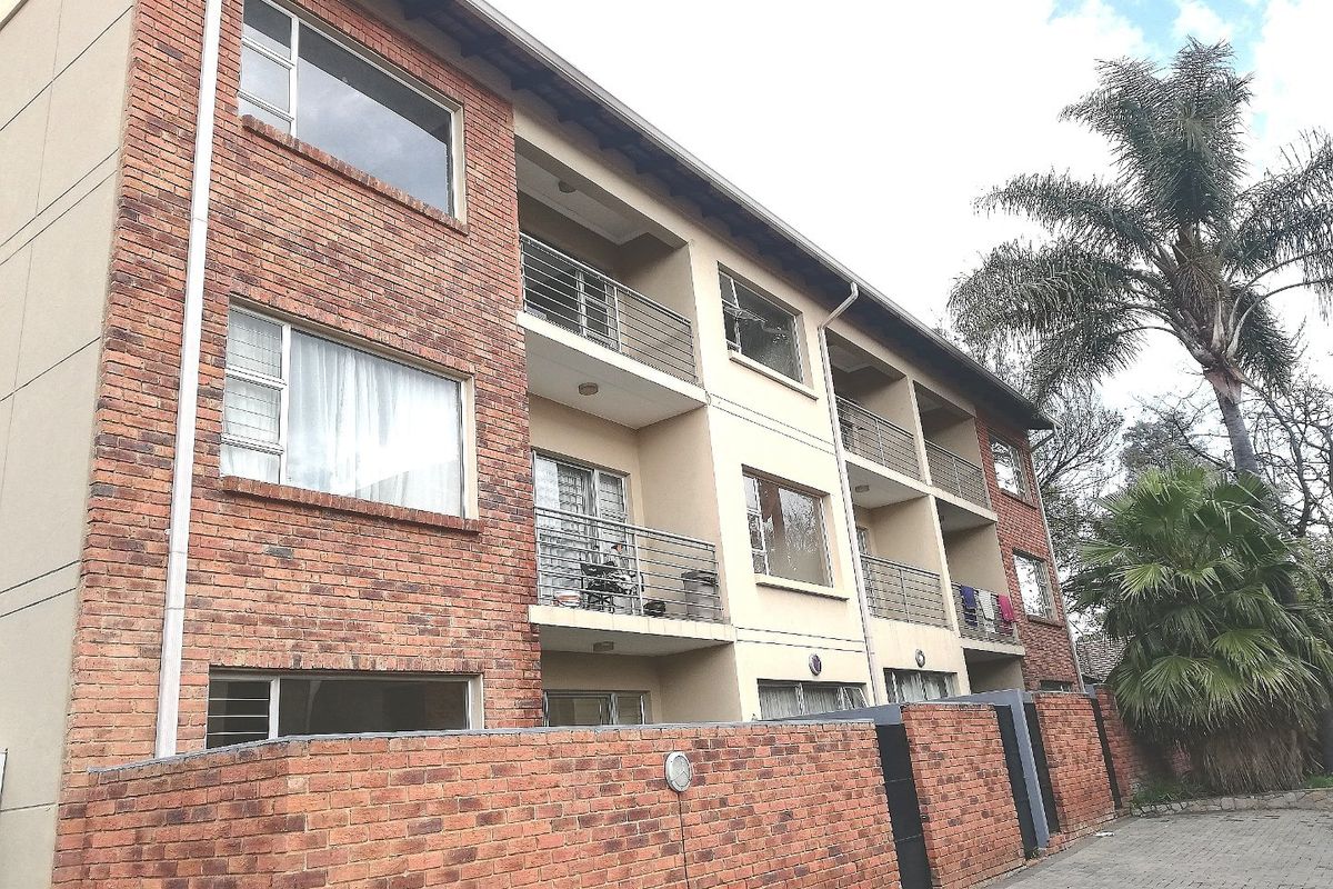 Immaculate and Spacious 2 Bedroom 1 Bathroom Apartment For Sale in Blackheath - Photo 2