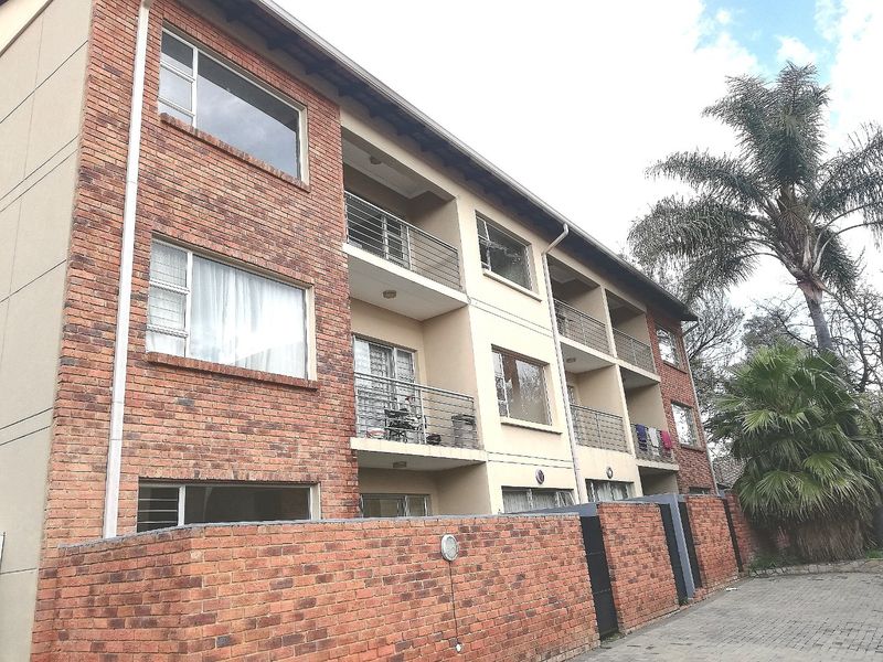 Immaculate and Spacious 2 Bedroom 1 Bathroom Apartment For Sale in Blackheath - Photo 2
