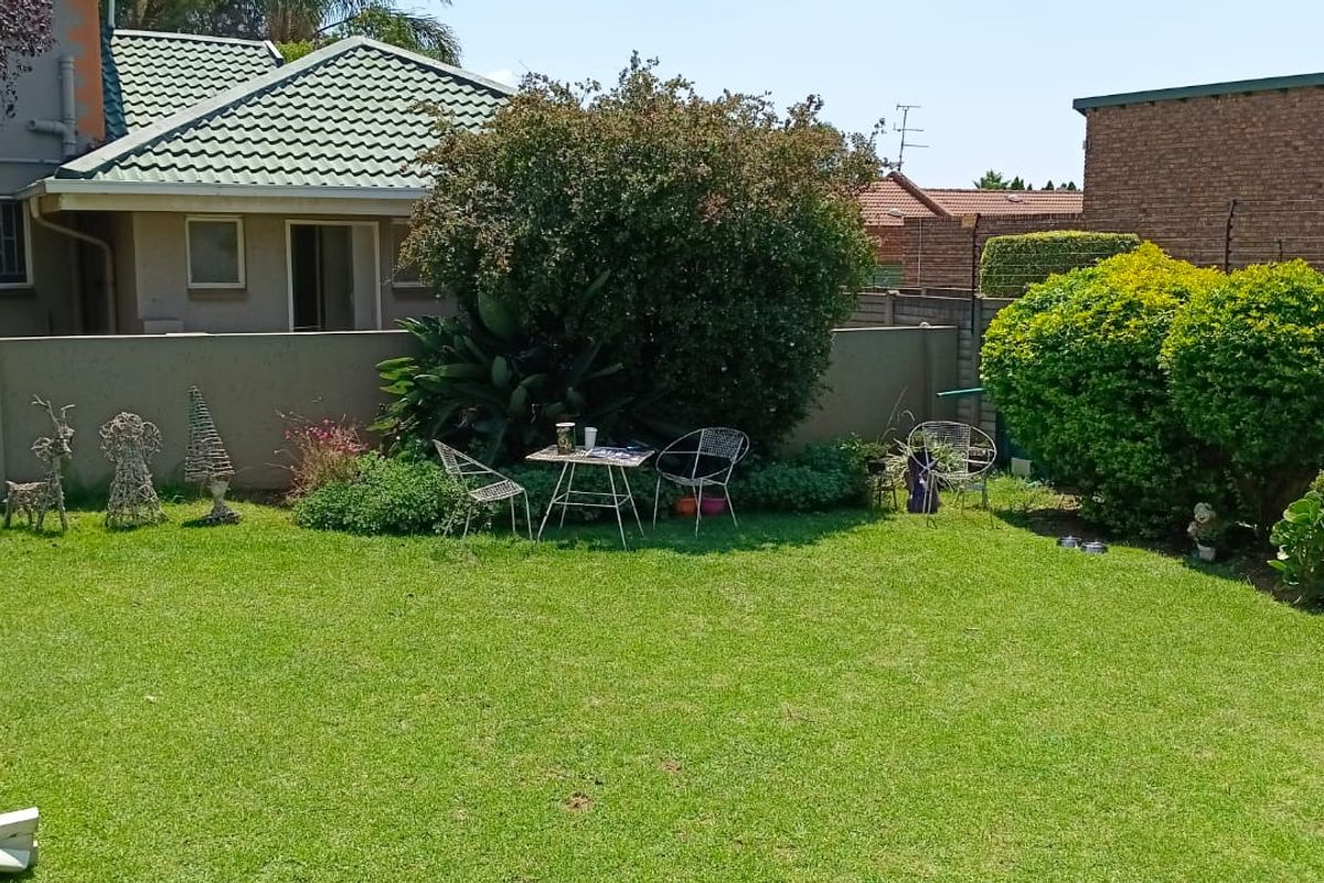 Ground floor townhouse, in the heart of Glen Marais - Photo 2