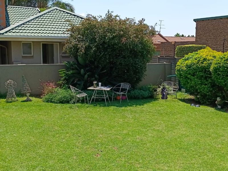 Ground floor townhouse, in the heart of Glen Marais - Photo 2