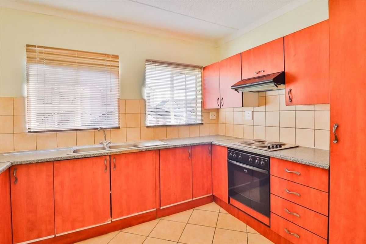 Charming Family Home with Spacious Living Areas - Photo 2