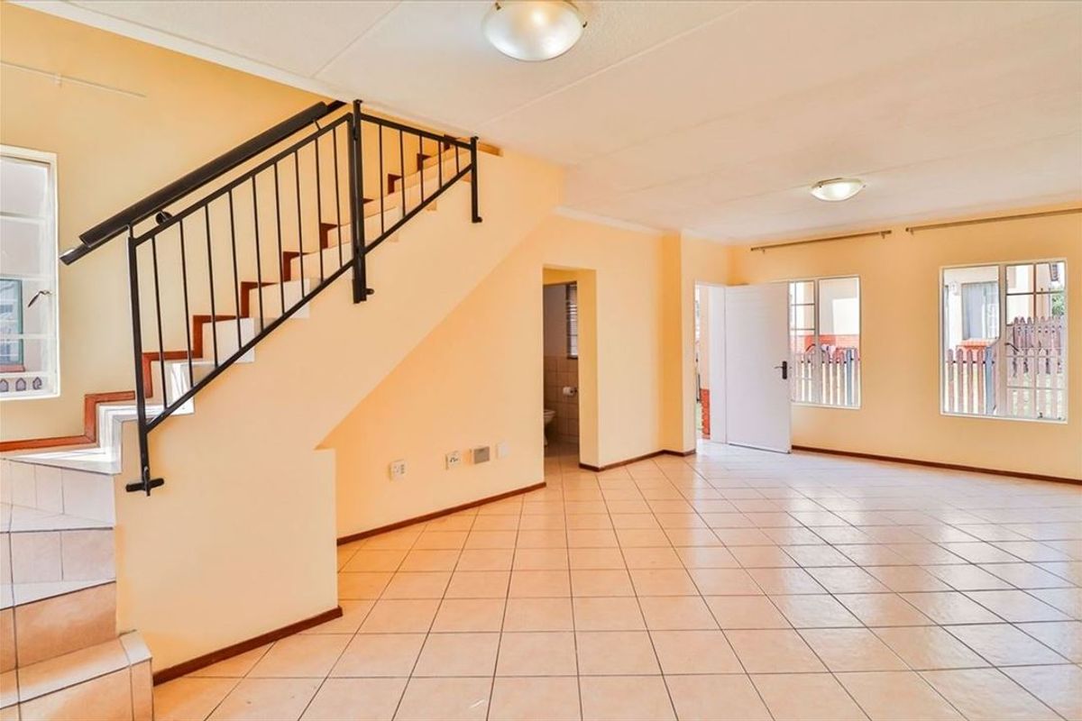 Charming Family Home with Spacious Living Areas - Photo 3