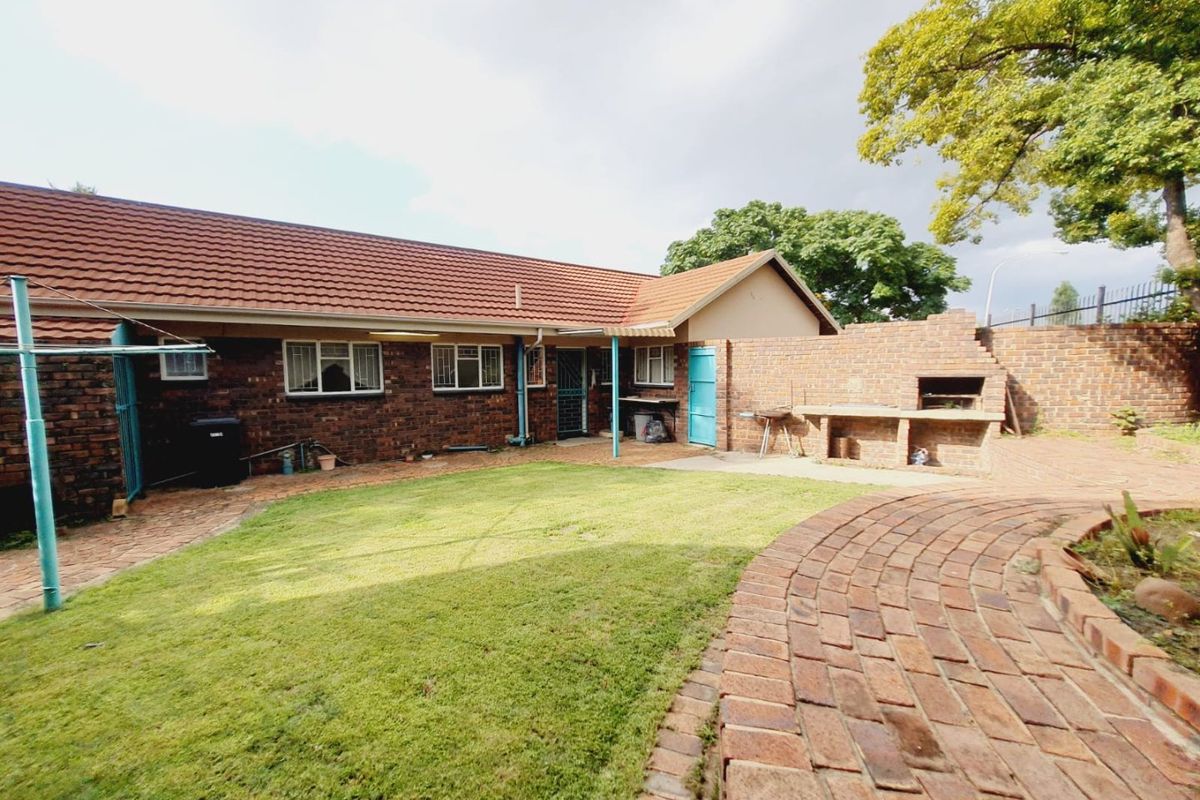 Prime Business & Residential Opportunity! Spacious 3-Bedroom Home on a Busy Road  - Photo 3