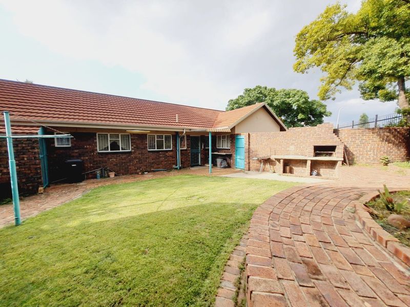 Prime Business & Residential Opportunity! Spacious 3-Bedroom Home on a Busy Road  - Photo 3