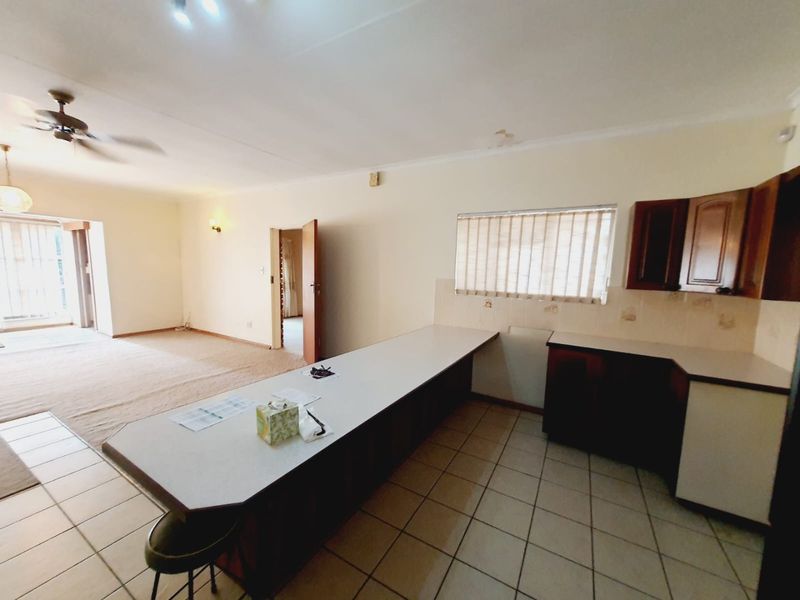 Prime Business & Residential Opportunity! Spacious 3-Bedroom Home on a Busy Road  - Photo 9