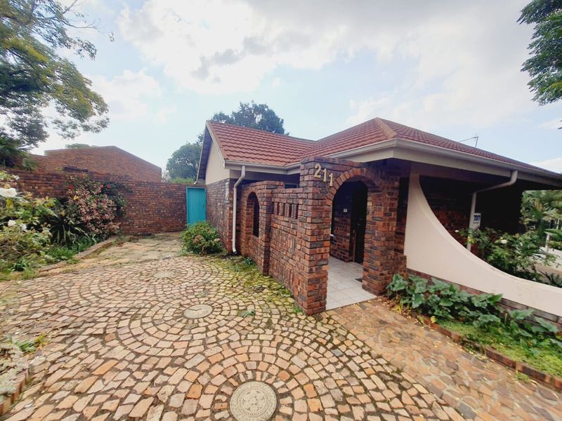 Prime Business & Residential Opportunity! Spacious 3-Bedroom Home on a Busy Road  - Photo 2