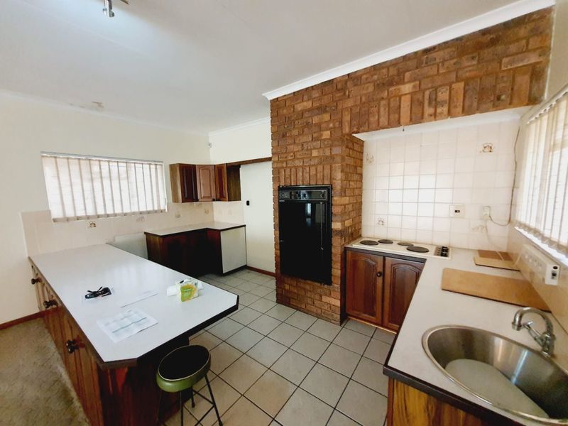 Prime Business & Residential Opportunity! Spacious 3-Bedroom Home on a Busy Road  - Photo 8