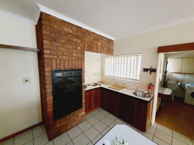 Prime Business & Residential Opportunity! Spacious 3-Bedroom Home on a Busy Road  - Photo 10