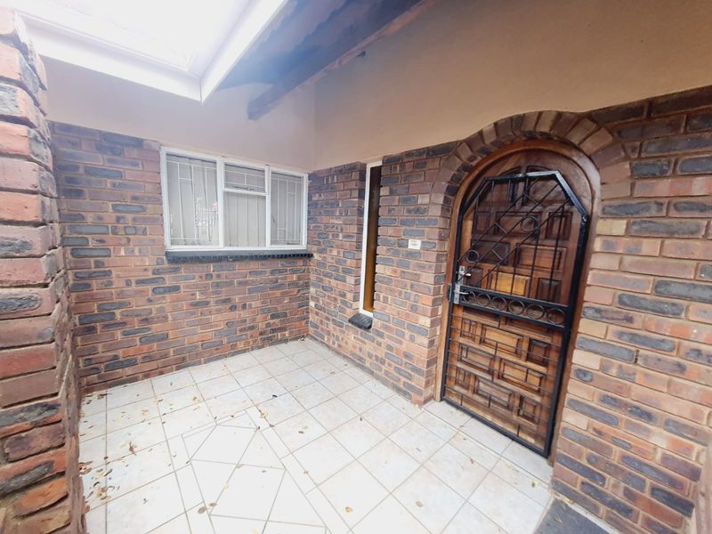 Prime Business & Residential Opportunity! Spacious 3-Bedroom Home on a Busy Road  - Photo 7