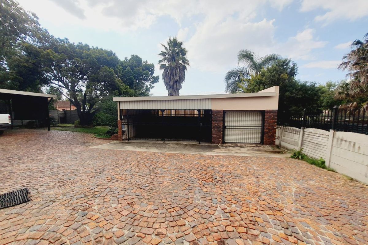 Prime Business & Residential Opportunity! Spacious 3-Bedroom Home on a Busy Road  - Photo 4