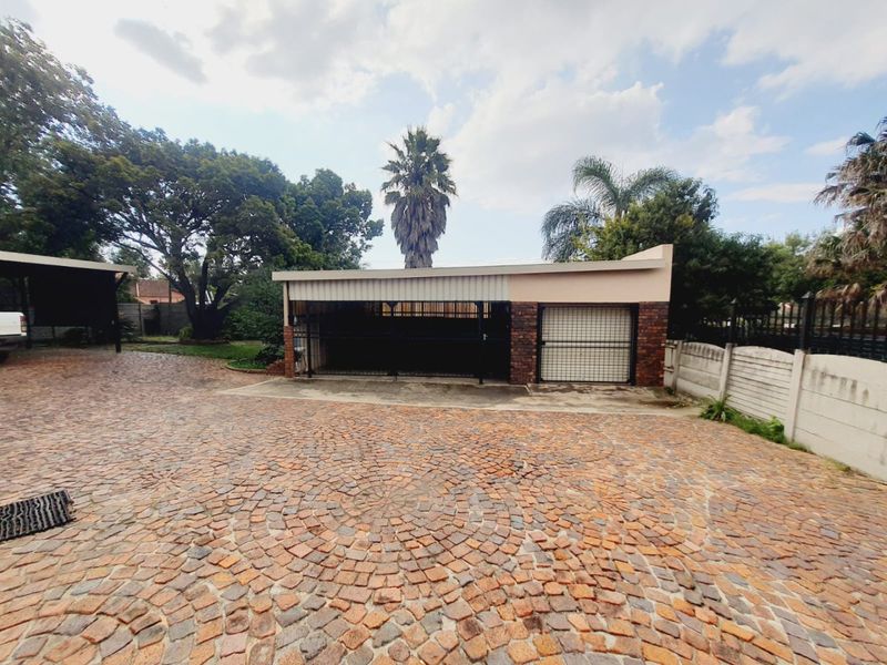 Prime Business & Residential Opportunity! Spacious 3-Bedroom Home on a Busy Road  - Photo 4