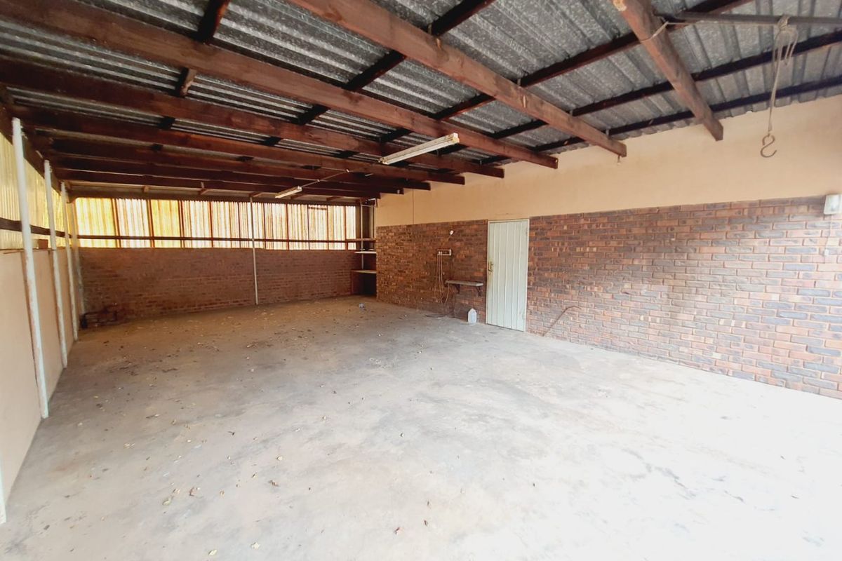 Prime Business & Residential Opportunity! Spacious 3-Bedroom Home on a Busy Road  - Photo 5