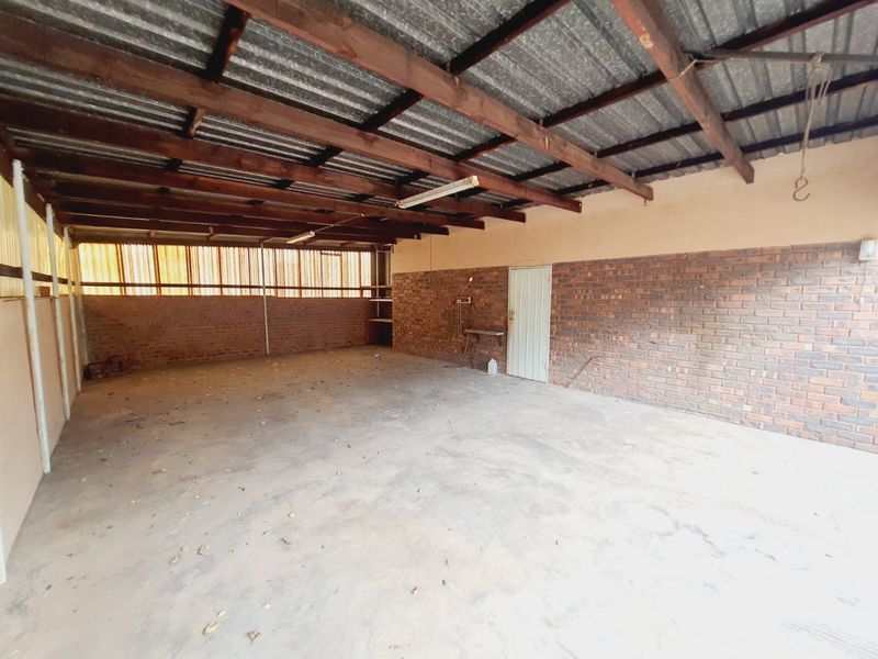 Prime Business & Residential Opportunity! Spacious 3-Bedroom Home on a Busy Road  - Photo 5