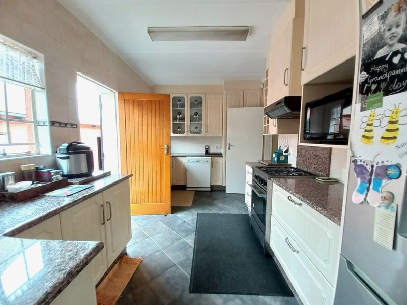 Beautiful Family Home in Secure Harmelia Enclosure – Spacious Corner Stand! - Photo 7
