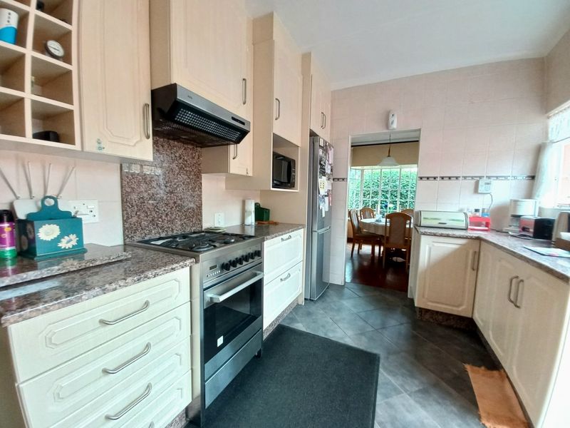 Beautiful Family Home in Secure Harmelia Enclosure – Spacious Corner Stand! - Photo 8