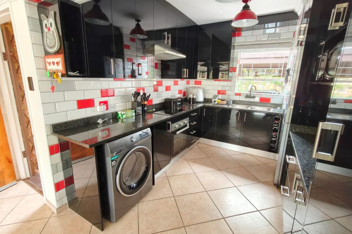 Immaculate Renovated Home with Private Vaal Dam Access - Photo 2