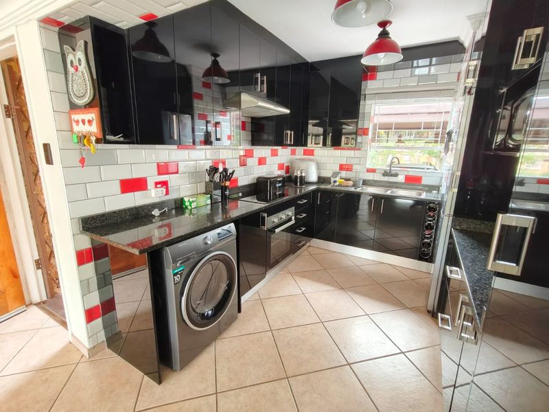 Immaculate Renovated Home with Private Vaal Dam Access - Photo 2