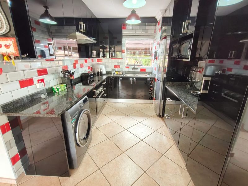 Immaculate Renovated Home with Private Vaal Dam Access - Photo 3