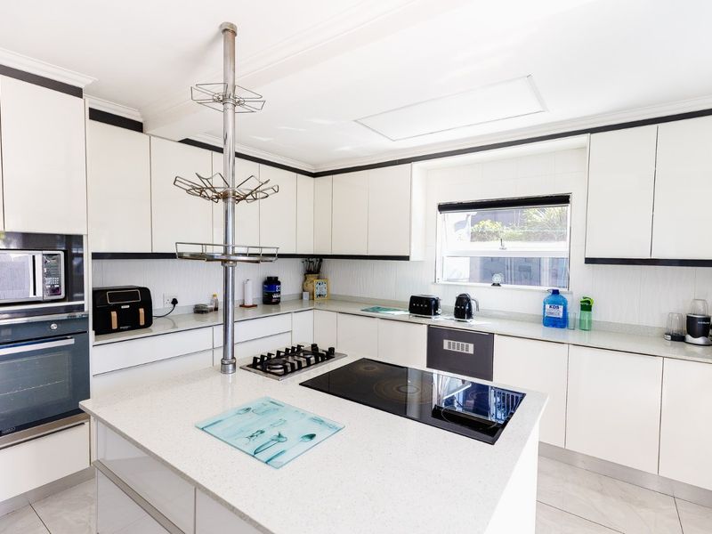 Elevate Your Lifestyle In This Stunning 5-Bedroom Architect-Designed Home! - Photo 8