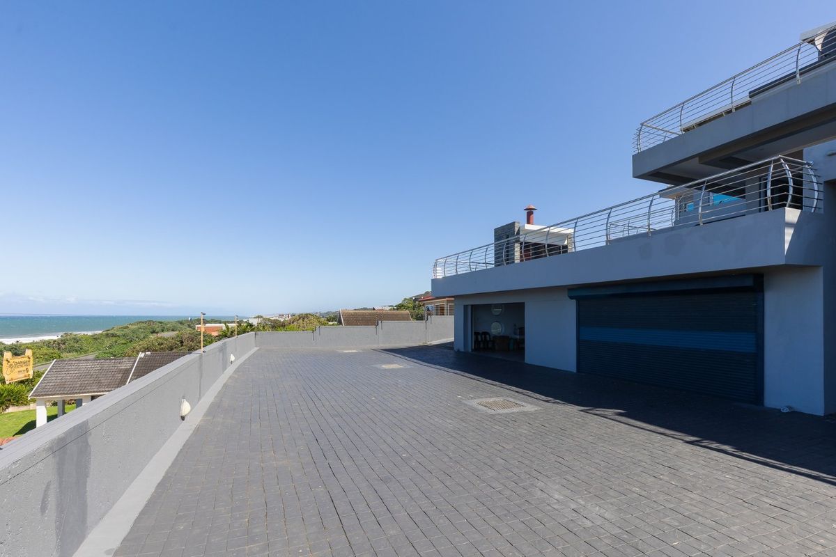 Elevate Your Lifestyle In This Stunning 5-Bedroom Architect-Designed Home! - Photo 3