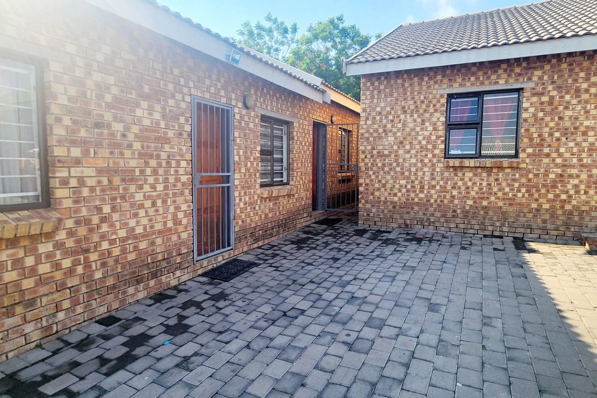 Prime 7-Unit Apartment Block Investment for Sale in Erasmia - Photo 3