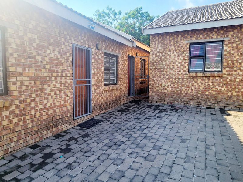 Prime 7-Unit Apartment Block Investment for Sale in Erasmia - Photo 3