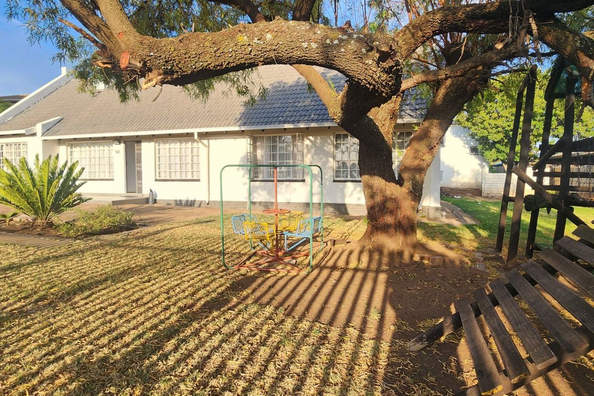 Stylish & Spacious  Home with Indoor Heated Pool - Photo 3