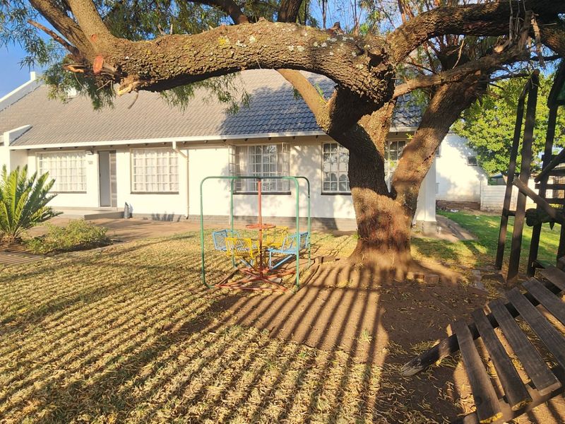 Stylish & Spacious  Home with Indoor Heated Pool - Photo 3