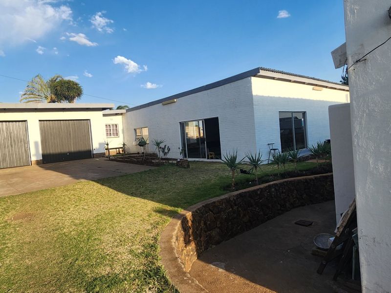 Stylish & Spacious  Home with Indoor Heated Pool - Photo 6