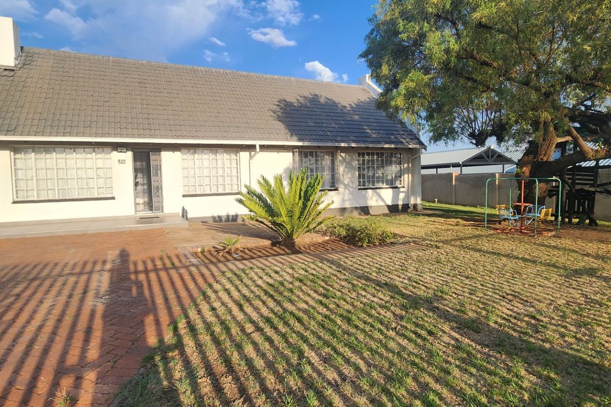 Stylish & Spacious  Home with Indoor Heated Pool - Photo 5