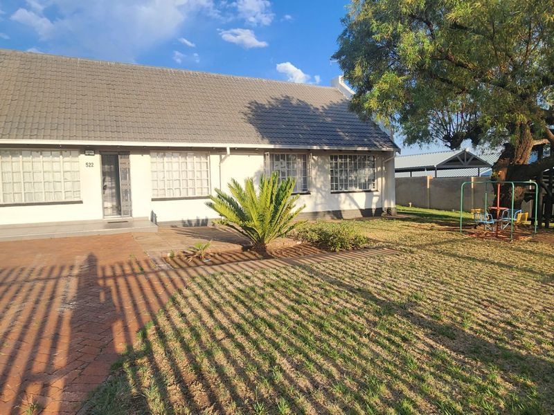 Stylish & Spacious  Home with Indoor Heated Pool - Photo 5